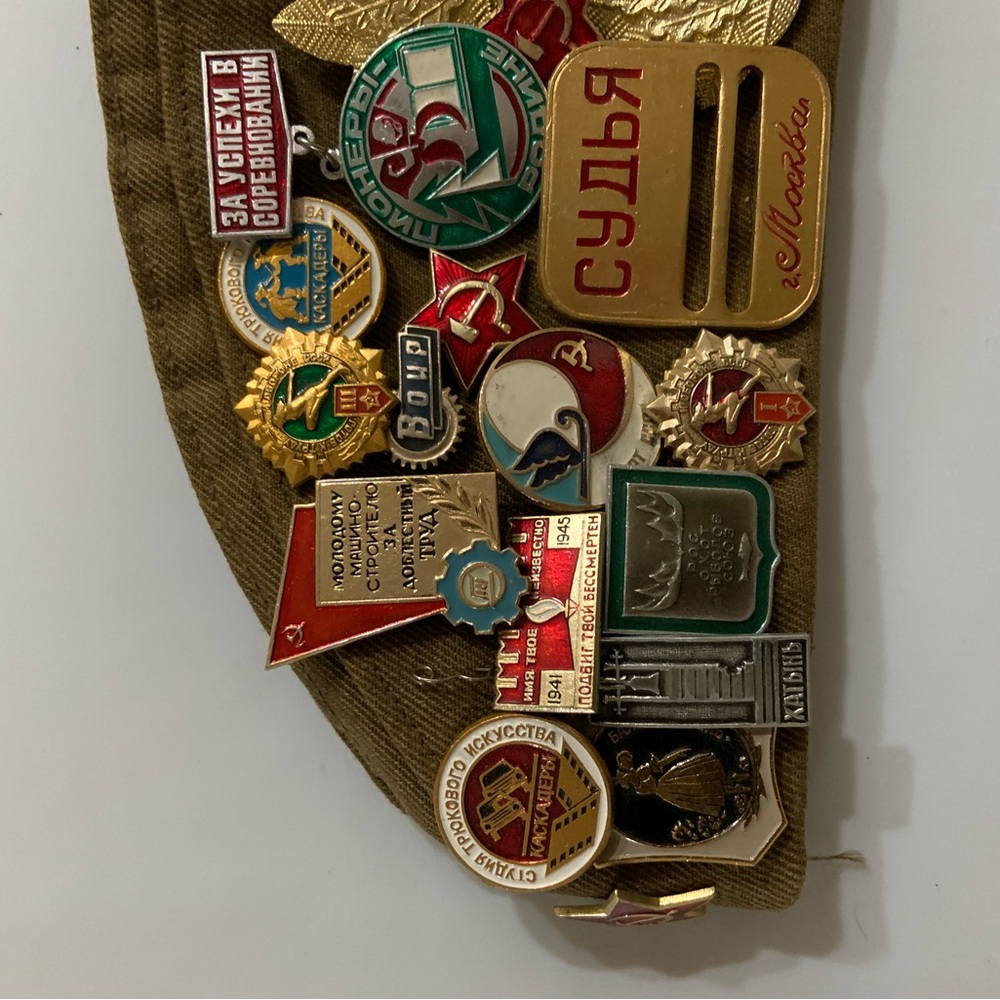Men’s Russian Cap with multiple Pins - Picture 3 of 9